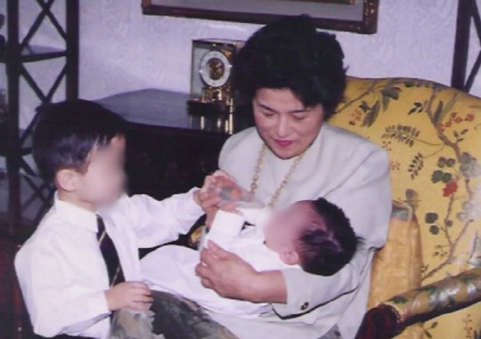 고(故) 전두환 전 대통령의 손자이자 전 전 대통령의 차남 전재용씨의 아들로 추정되는 A씨가 14일 인스타그램을 통해 가족들의 호화생활을 폭로하고 나섰다. 해당 사진은 A씨가 올린 어린시절 사진이다. <A씨 인스타그램>